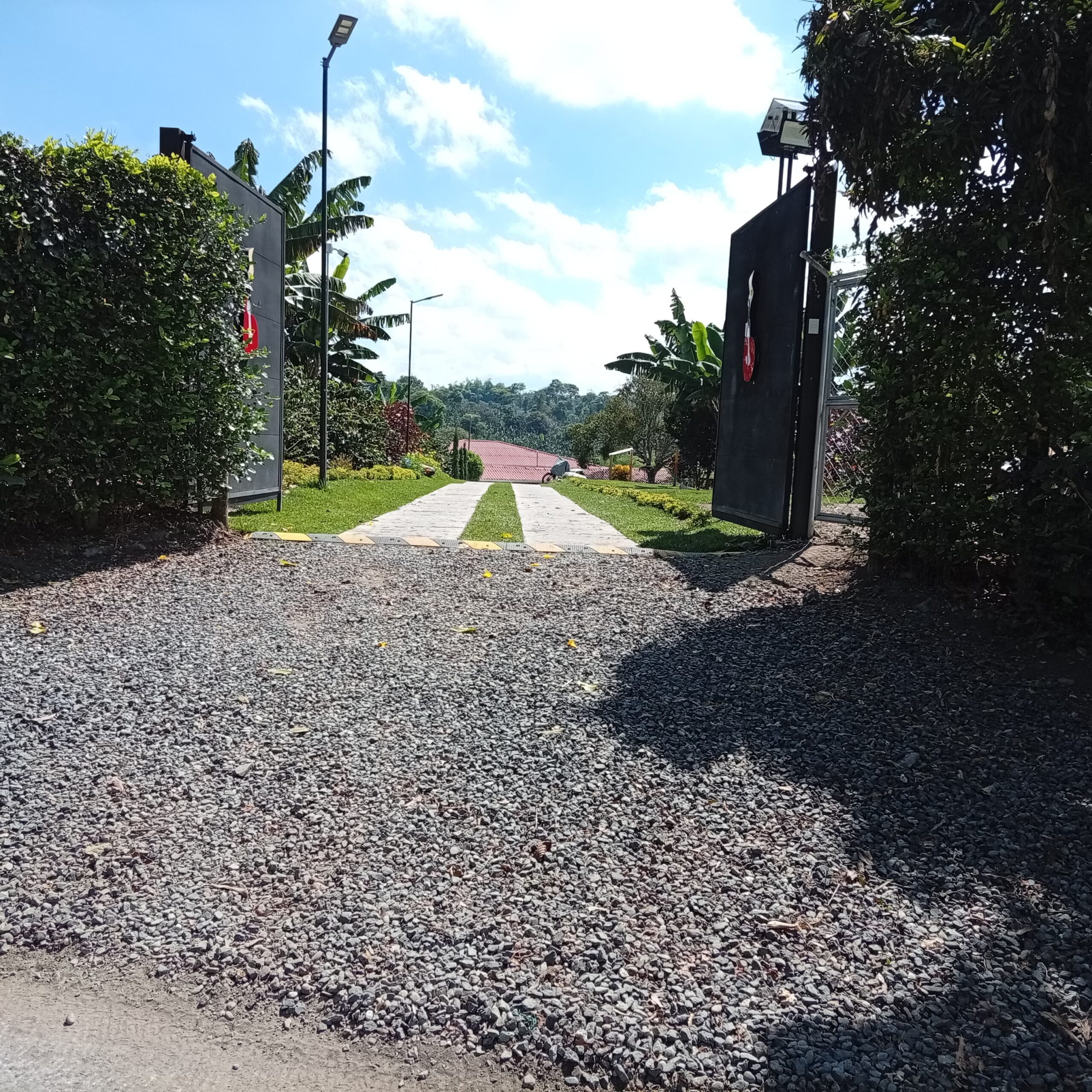 Entrada con portón abierto de Quimbaya