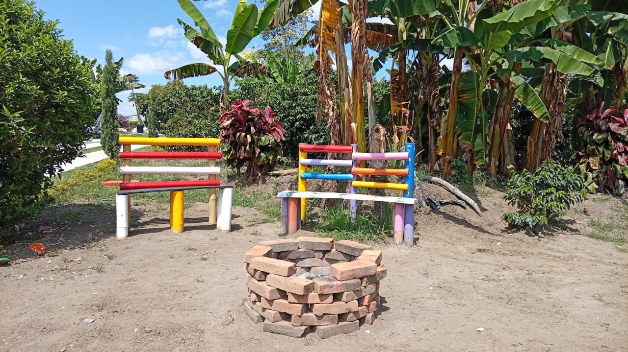 Zona de fogata y sillas de Quimbaya