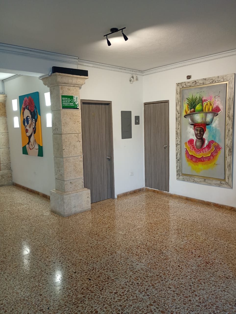 Hall y cuadros en Cartagena