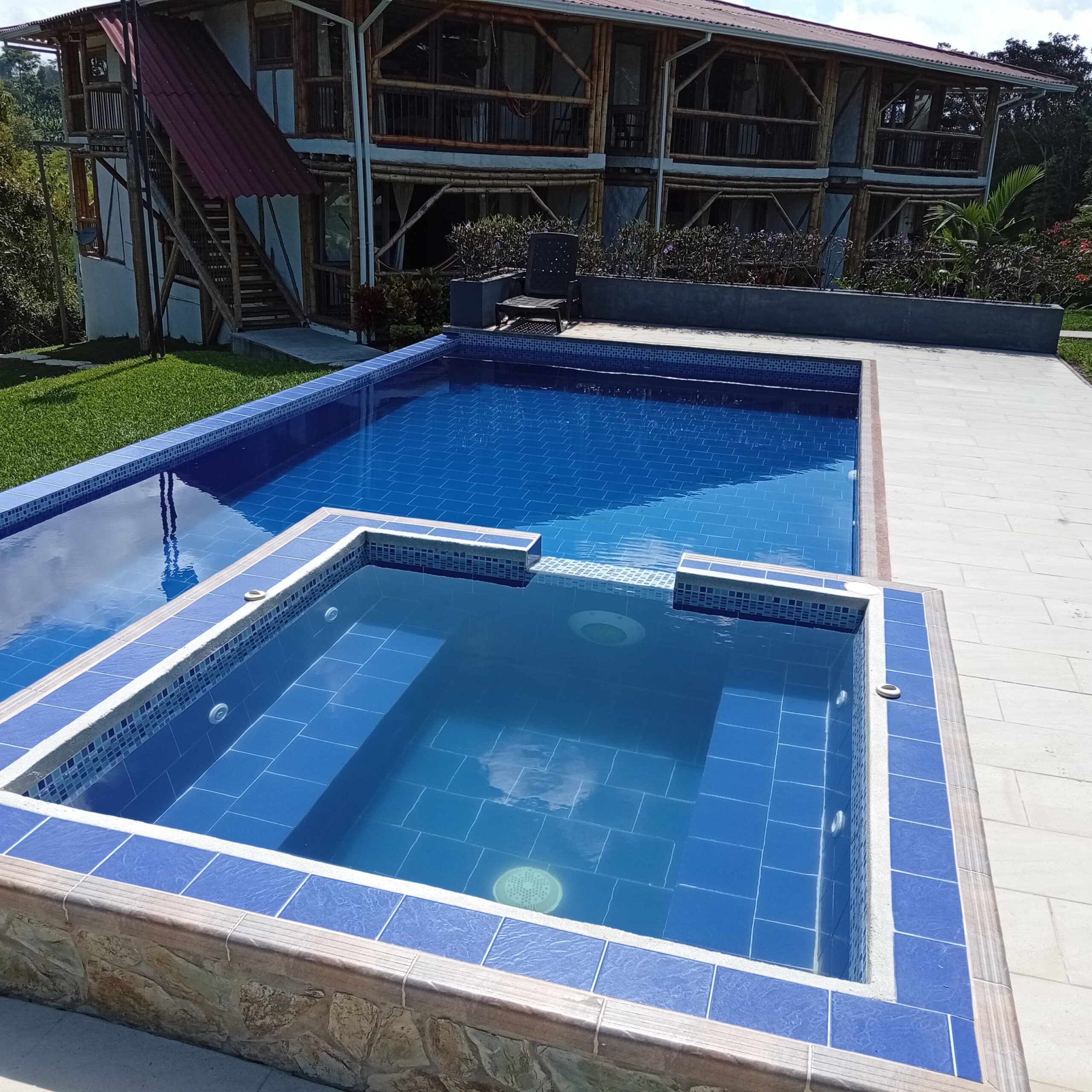 Piscina con vista a la casa en Quimbaya
